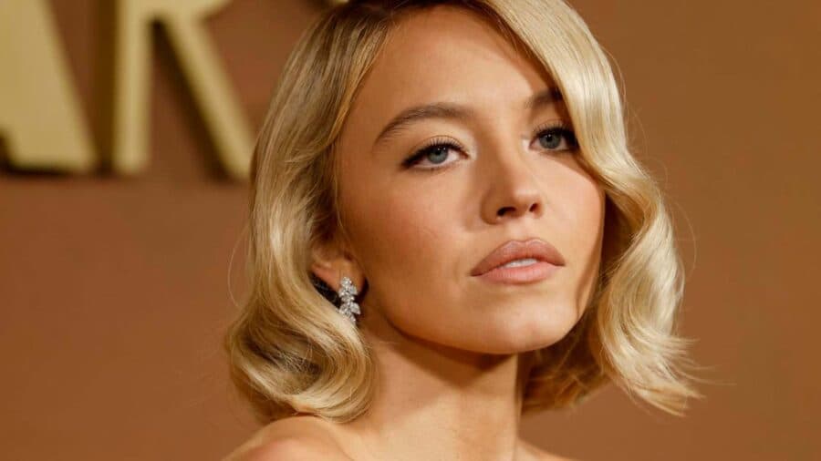 Video: Actriz Sydney Sweeney cuelga ropa interior en letrero de Hollywood en Los Ángeles y podría enfrentar cargos