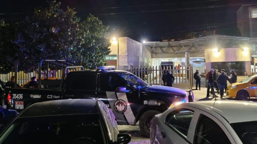 Auxilian a joven deambulando con un machetazo en la cara en Torreón, Coahuila