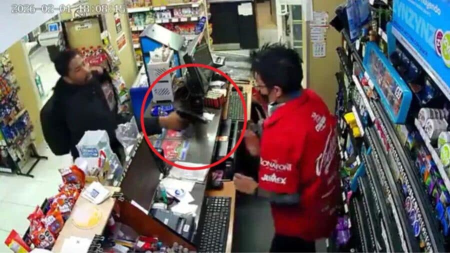 Video: Ladrón amenaza con un arma a tendero y le exige cuatro mil pesos en la CDMX