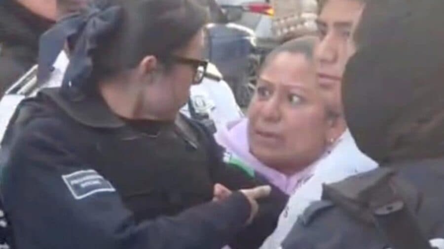 Video: Mujer se desmaya tras presenciar el arresto de su hijo en Tehuacán, Puebla