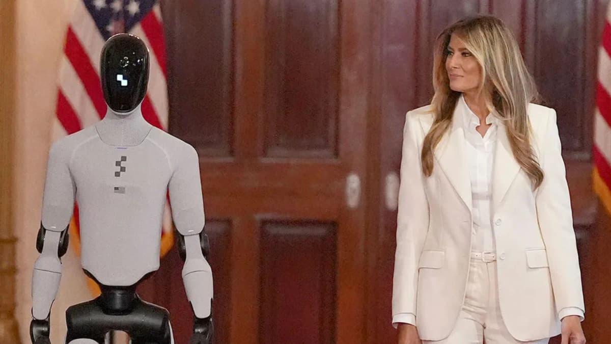 Melania Trump sale acompañada de androide durante cumbre sobre tecnología educativa