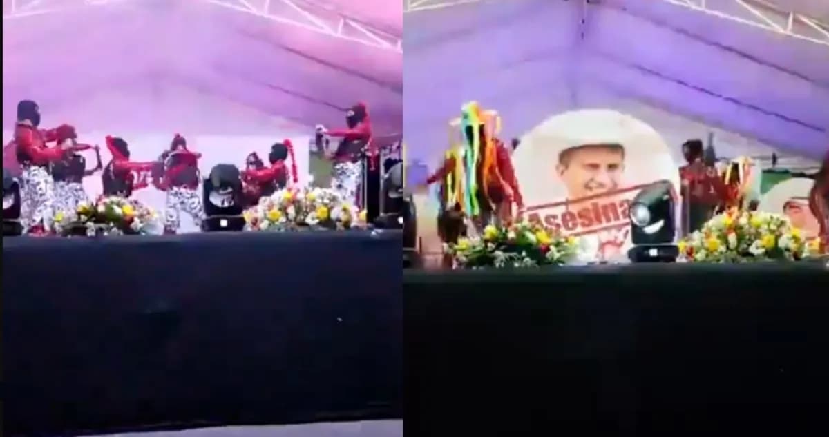 Estudiantes bailan con armas falsas y fotos de alcaldes asesinados en Michoacán