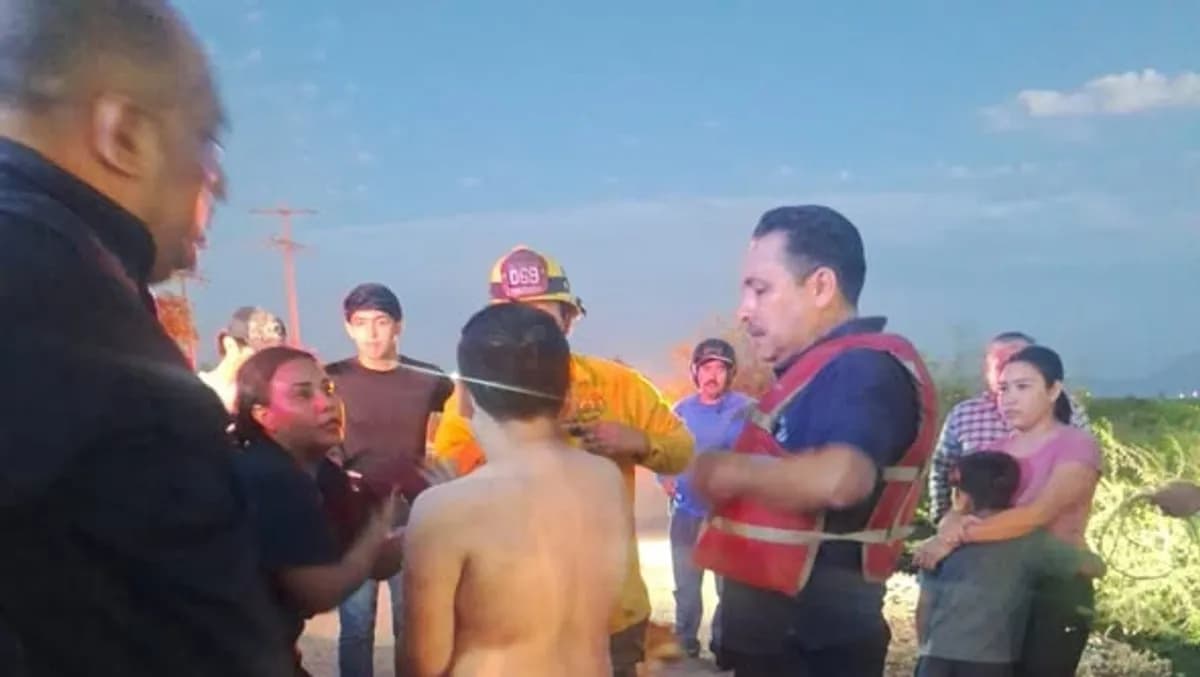 Rescatan a niño de 11 años que era arrastrado por la corriente de un canal en Sonora