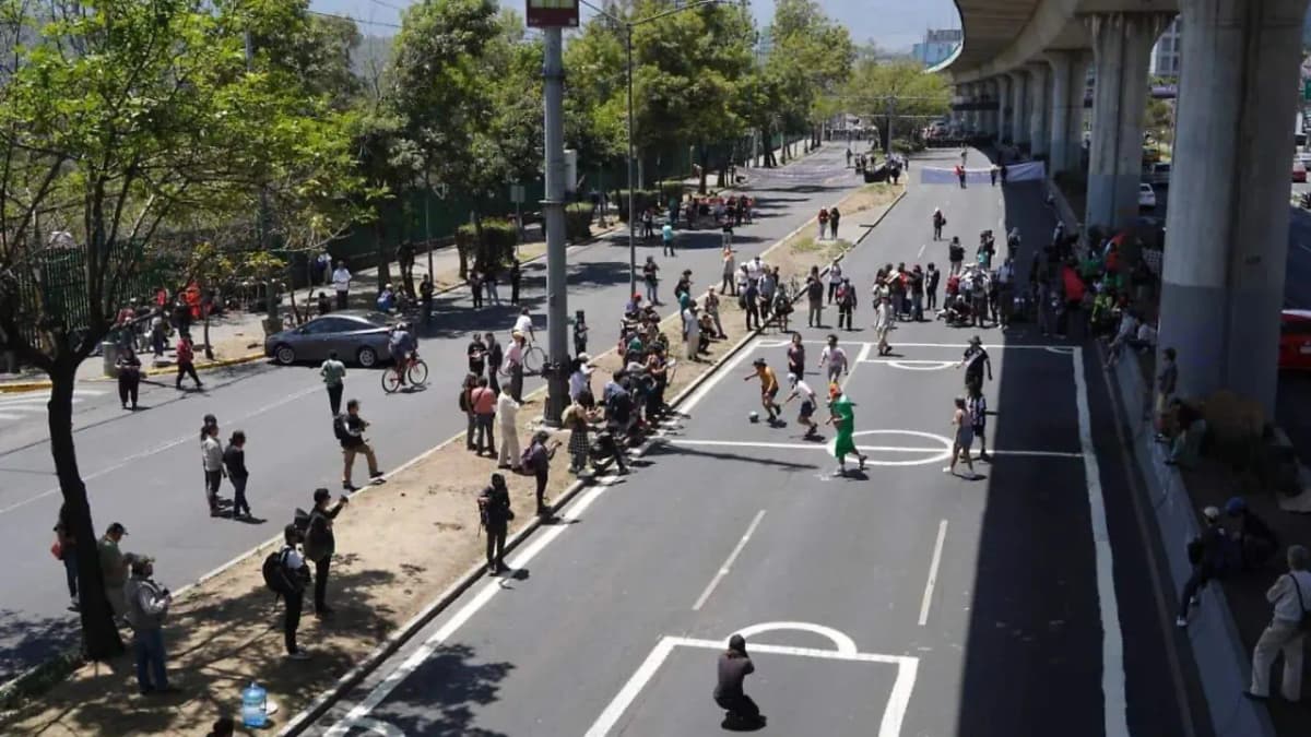 Video: Protestan contra el Mundial 2026 con "mega reta" en el Periférico de la CDMX