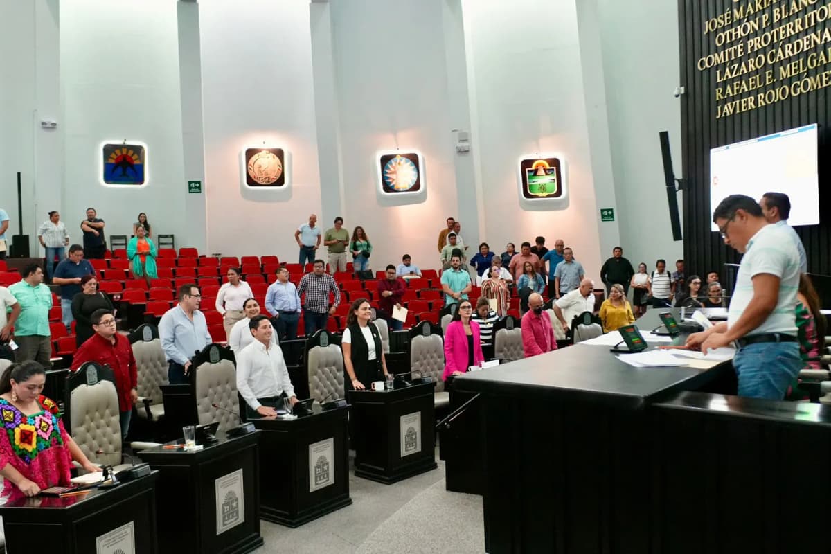 Renán Sánchez Tajonar resalta aprobación de iniciativa para fomentar la adopción responsable y regular la venta de animales en Quintana Roo