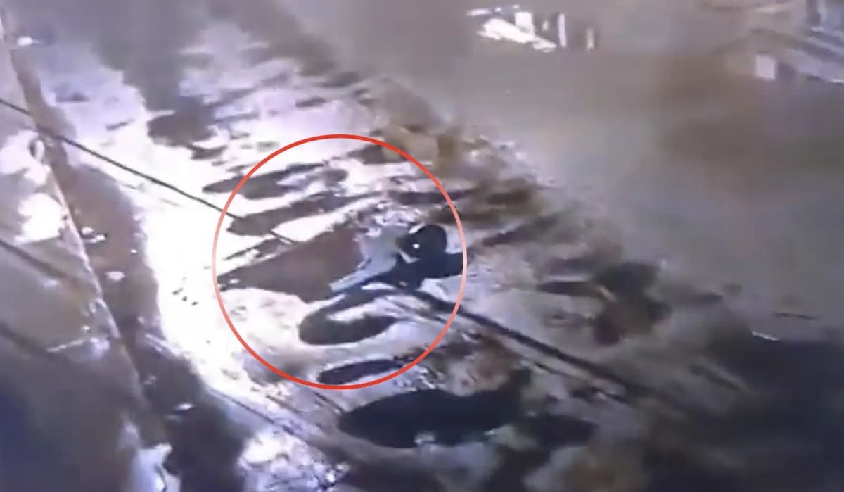 Video: Captan abandono de un cuerpo en Edomex; buscan a motociclistas