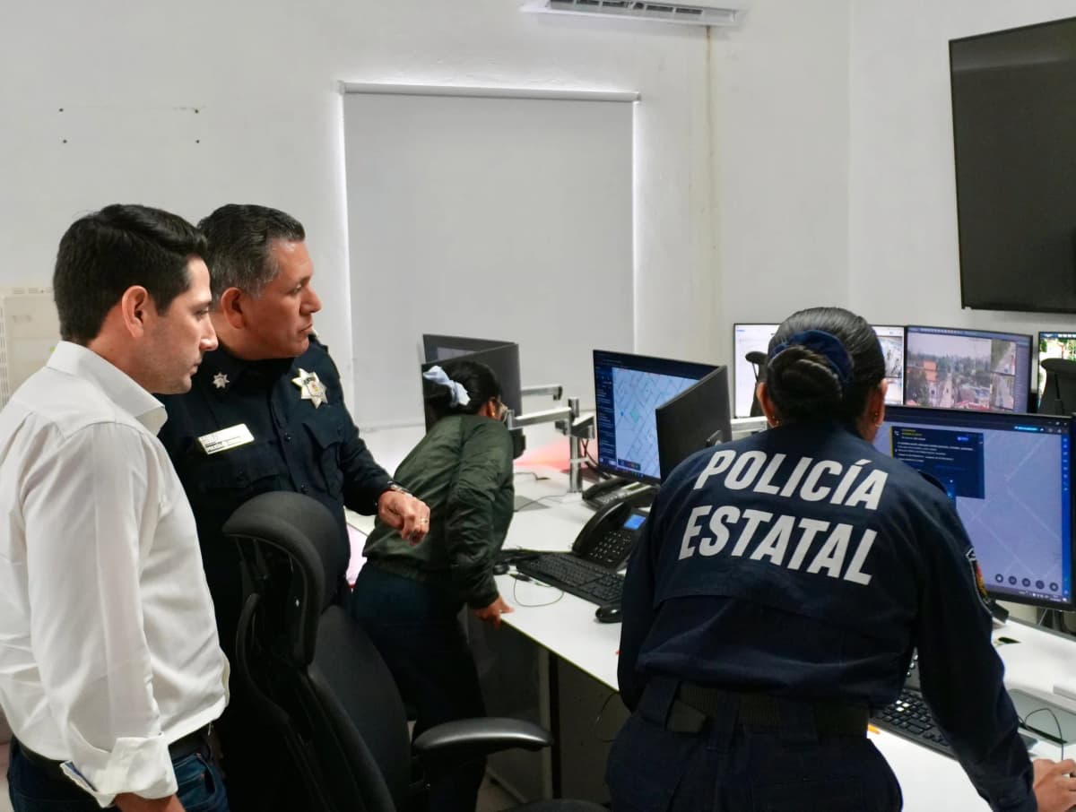 Renán Sánchez Tajonar se reúne con Secretario de Seguridad Ciudadana en el C5 en Cozumel