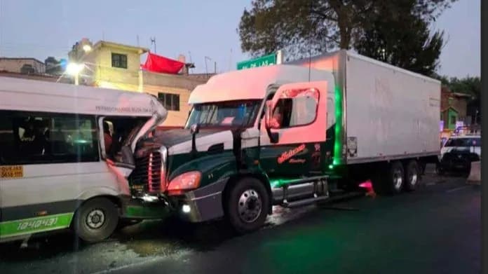 Tráiler impacta combi y deja cinco heridos en Iztapalapa, CDMX