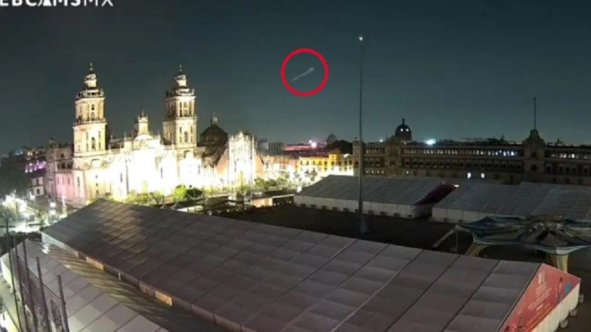 Video: Captan extraño objeto cruzando el cielo del Zócalo de la CDMX