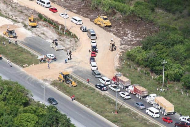 REABREN LA CARRETERA EN ZONA DE HUNDIMIENTO: Con pasos provisionales, se restablece el tránsito entre Cancún y Playa; siguen trabajos