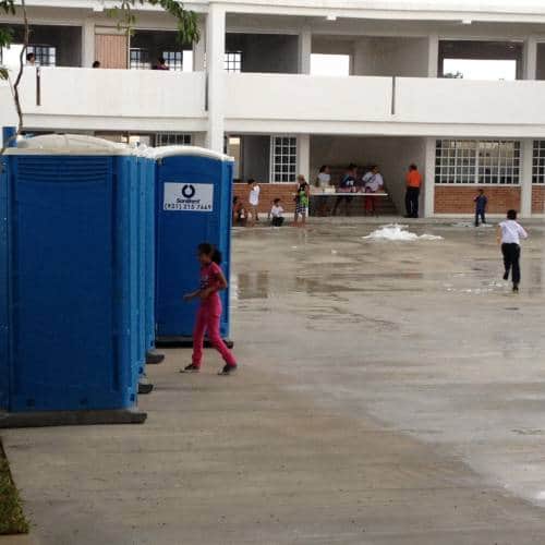 Estudiantes toman clases; a un lado los albañiles trabajan