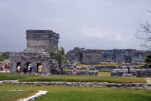 Dan mantenimiento a centros ceremoniales mayas en Quintana Roo