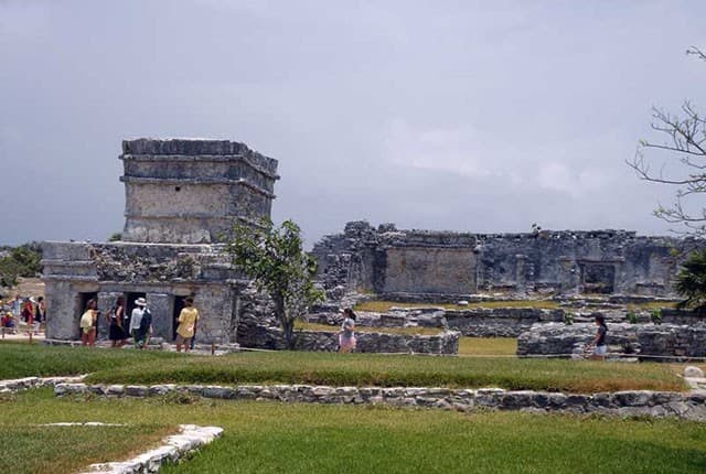 Dan mantenimiento a centros ceremoniales mayas en Quintana Roo