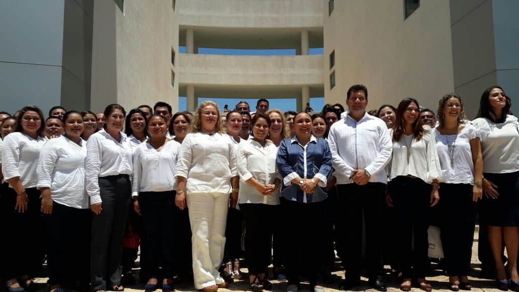 Presenta Cristina Torres a su equipo de transición