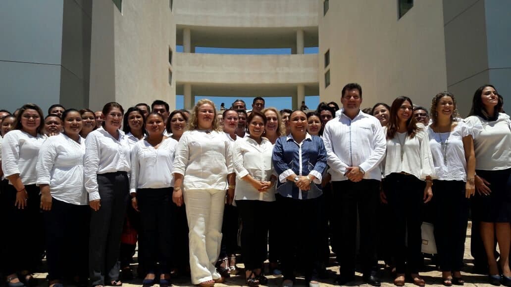 Presenta Cristina Torres a su equipo de transición