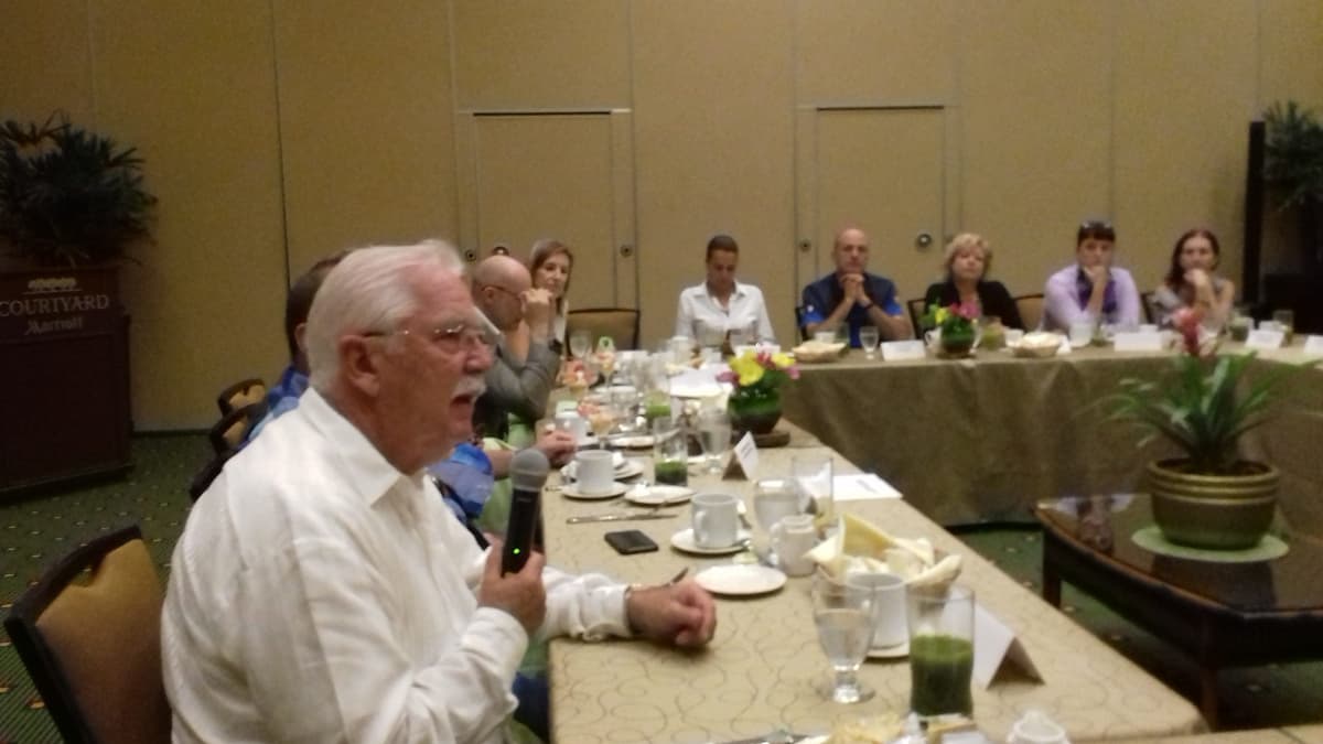 Sostiene Cristina Torres reunión de cortesía con cónsules de 18 naciones