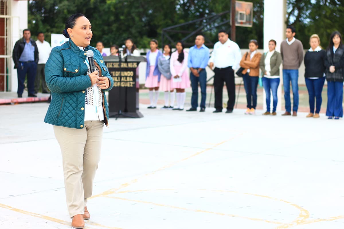 MOTIVA CRISTINA TORRES A ESTUDIANTES A PRACTICAR ACTIVIDADES DEPORTIVAS