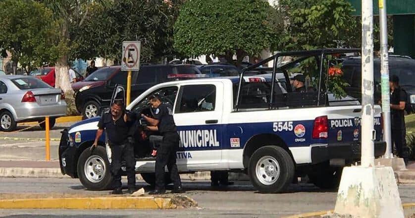 ¡ESTÁN MASACRANDO A LOS POLICÍAS DE CANCÚN! Balean a patrulla, se habla de granadazo