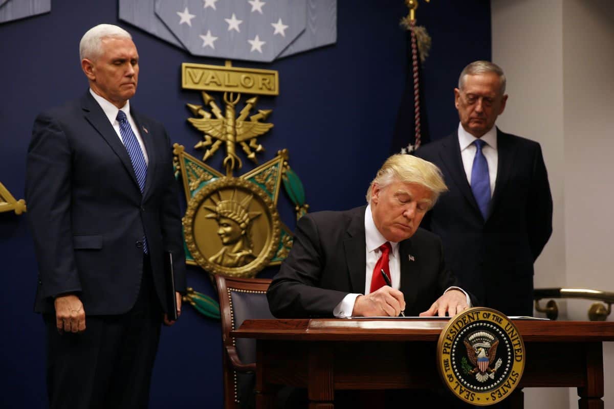 Trump firma nuevo decreto que bloquea migración desde 6 países musulmanes, Irak quedó fuera de la lista