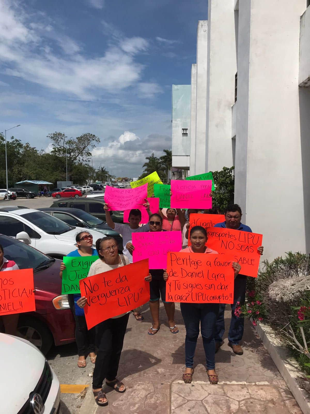 Se manifiestan familiares y amigos del ciclista Daniel Lara