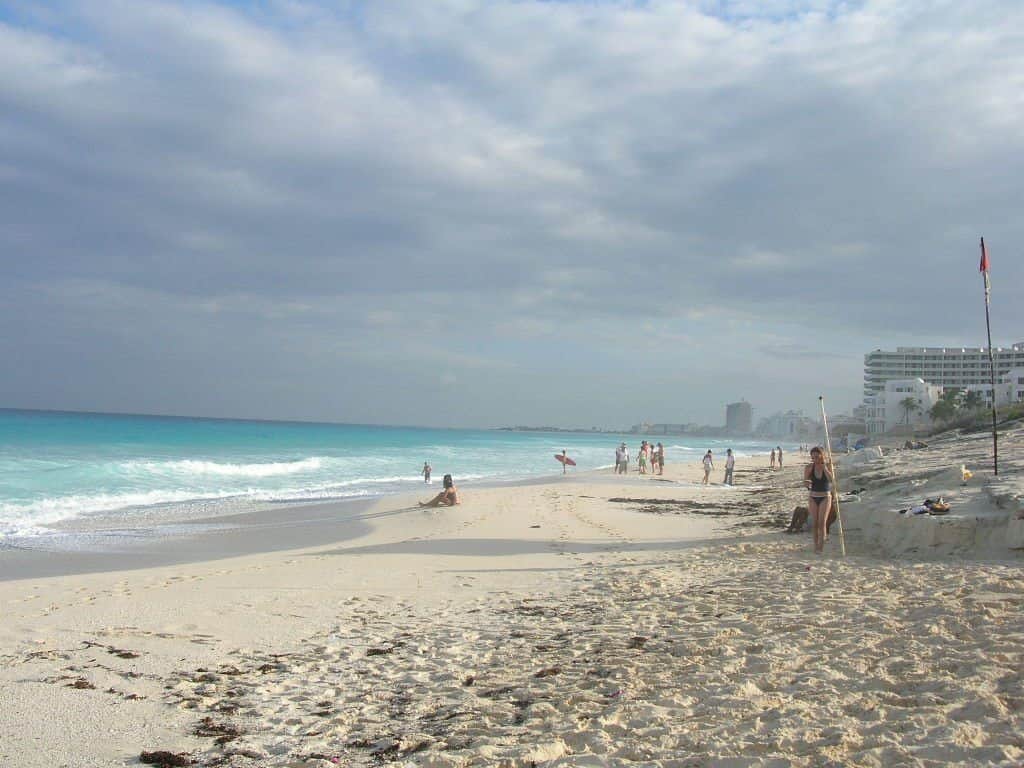 Cielo nublado en Quintana Roo por restos de Onda Tropical No. 7