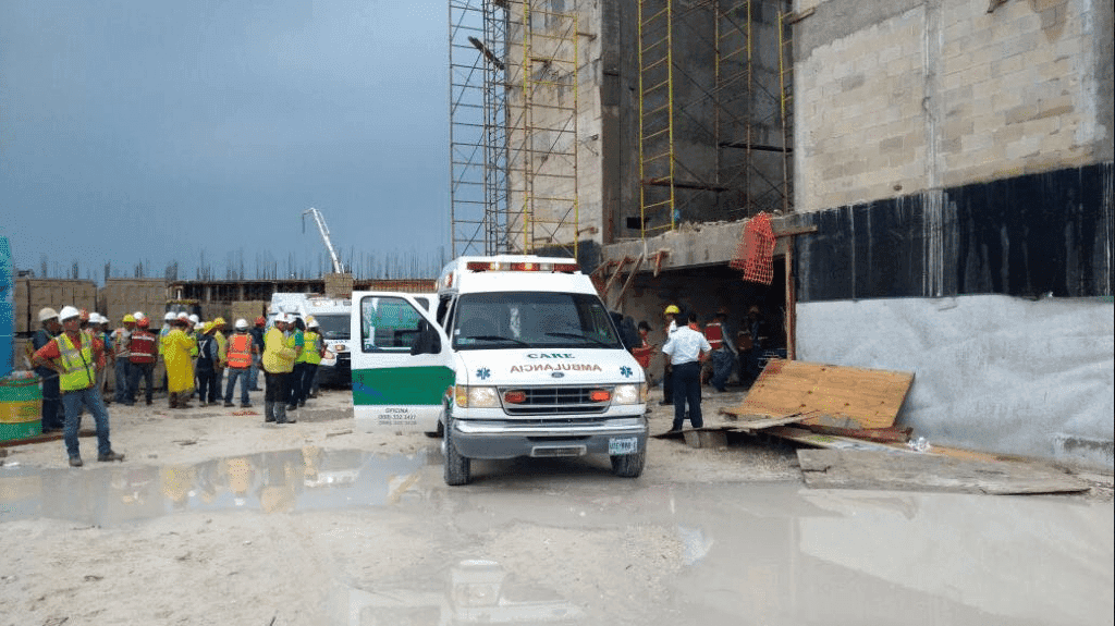 Se registra derrumbe en el hotel Palladium de Isla Blanca