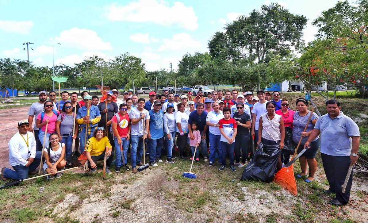 Funcionarios rehabilitan Unidad Deportiva Riviera Maya