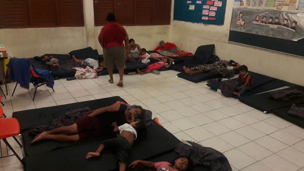 Habitantes de Punta Allen pasan la noche en refugio