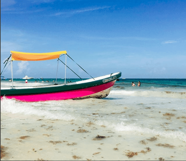 Presencia de sargazo ahuyenta a turistas en Tulum
