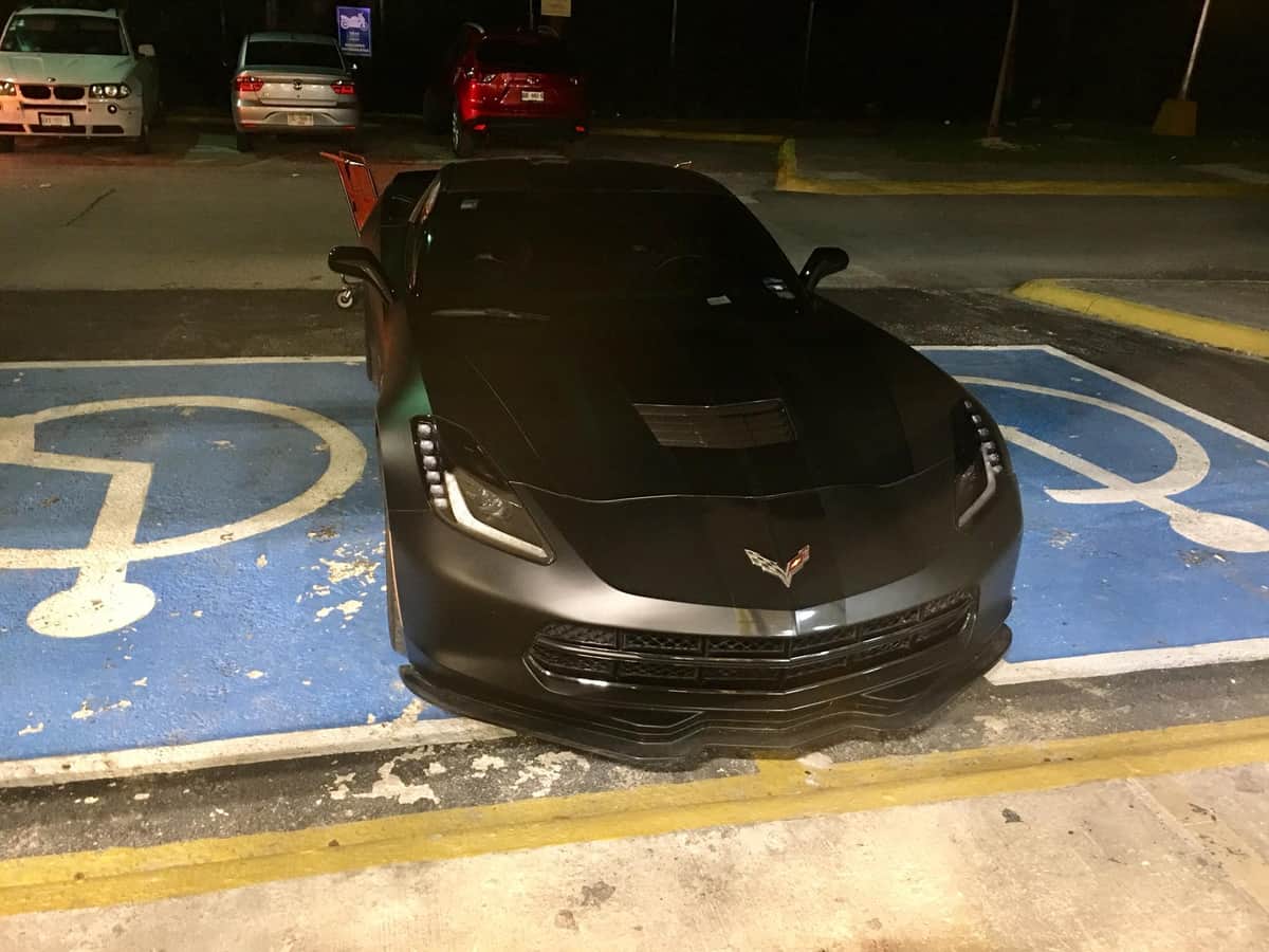 Causa indignación supuesto junior que ocupó dos lugares para discapacitados con auto de lujo