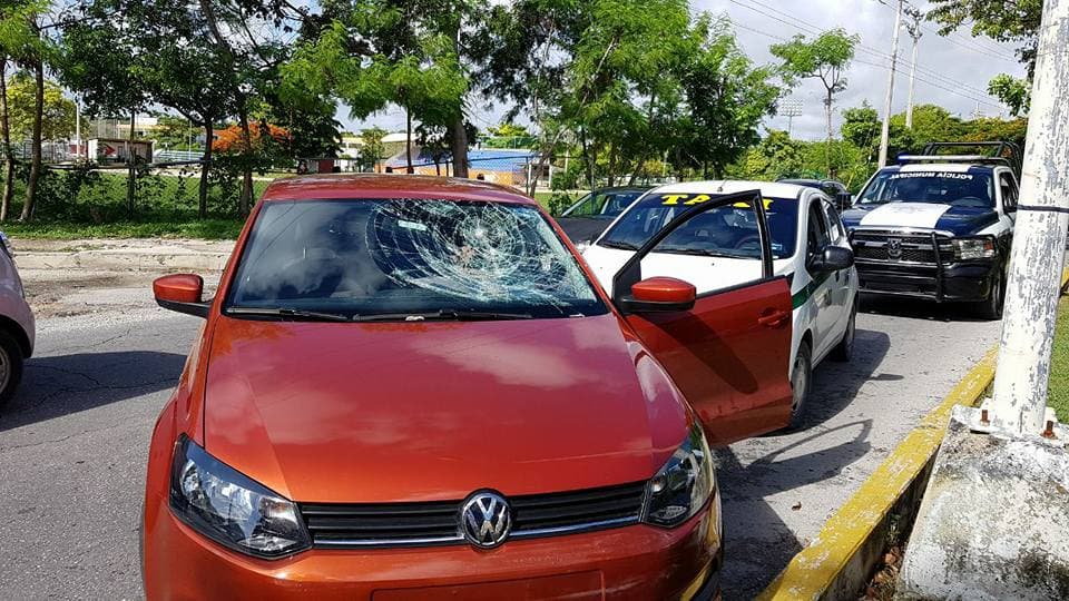 Detienen a dos taxistas que atacaron a batazos a un Uber