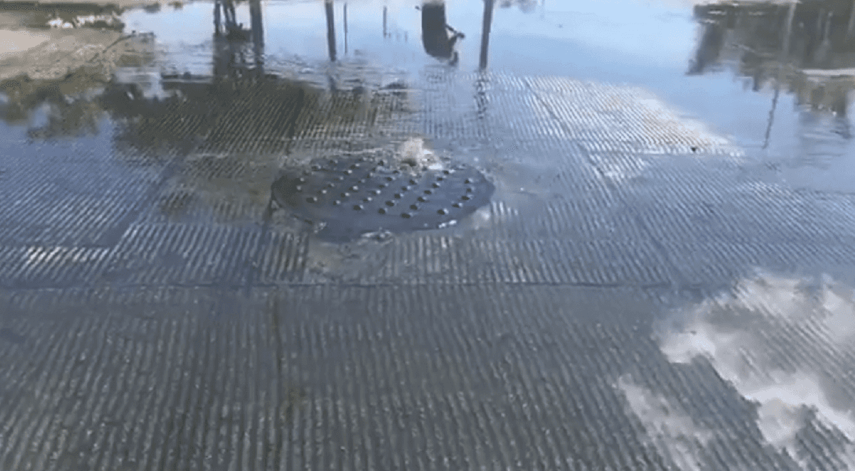 Rebosan aguas negras de drenaje sanitario en Proterritorio y Caribe; contaminación directa a la bahía