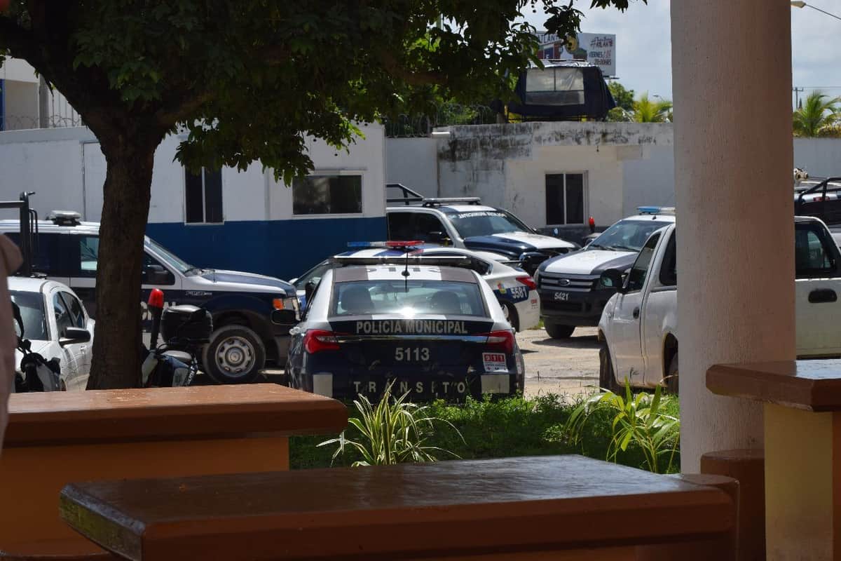 Encuentran deshuesadero de patrullas en el patio de la SMSPyT de Cancún