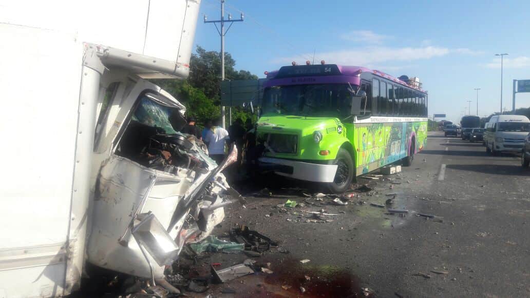 Fuerte choque carretero a la altura de Calica