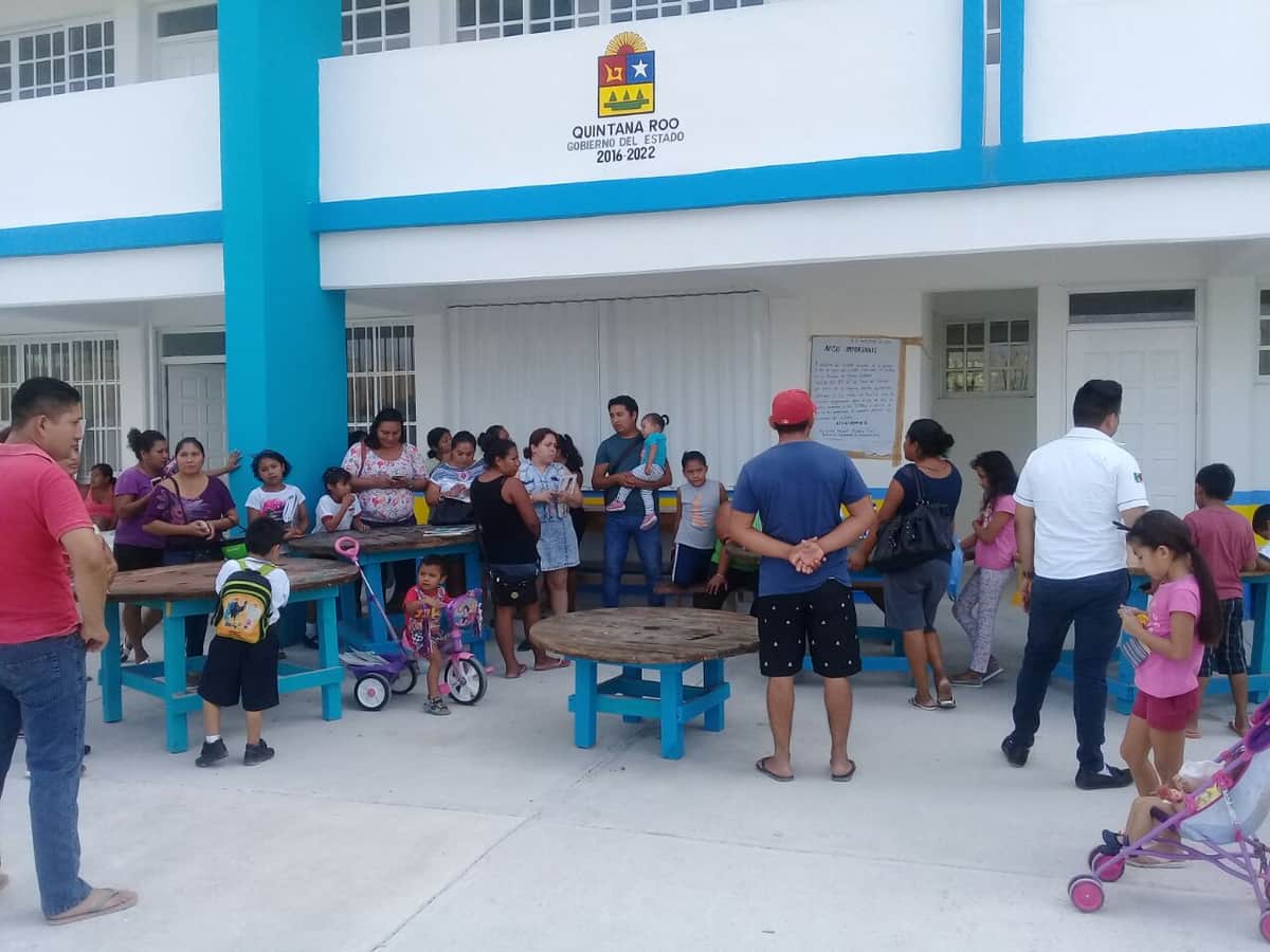 Autoridades educativas dejan "plantados" a padres en Villas del Sol