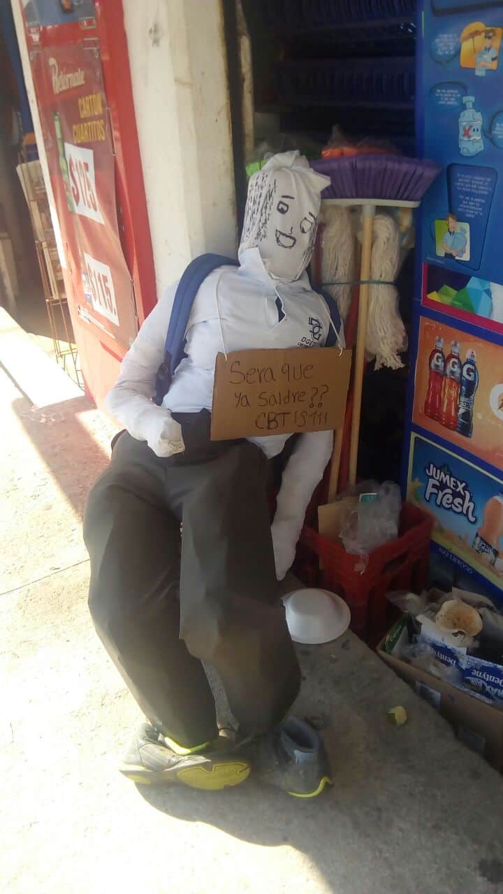 Ciudadanos preparan quema del año viejo