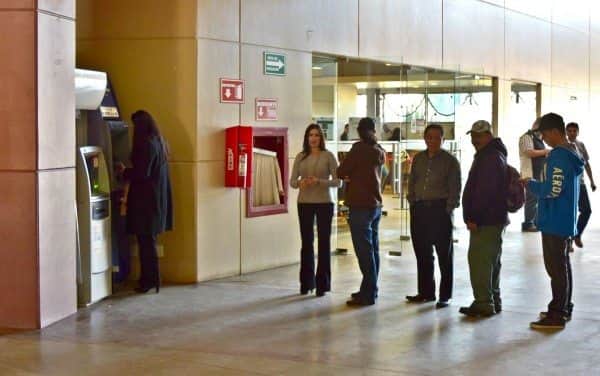 Mitad de burócratas aún esperan aguinaldo