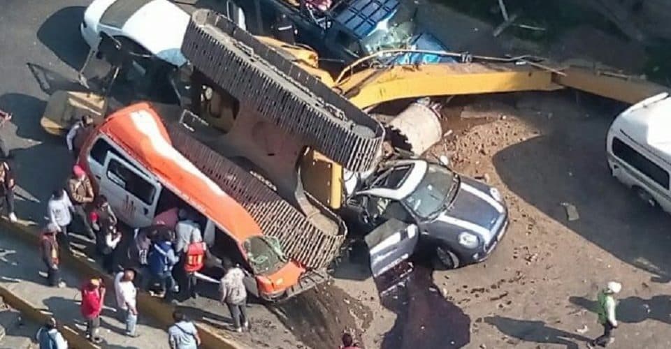 Retroexcavadora cae y mata a dos personas (VIDEO)