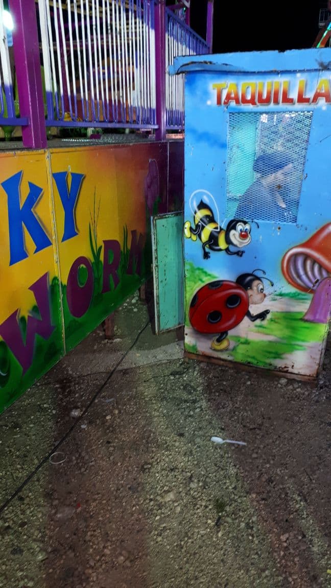 Cable expuesto en la feria casi electrocuta a visitante