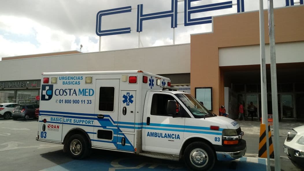 Cae estructura sobre mujer en Chedraui de Villas del Sol