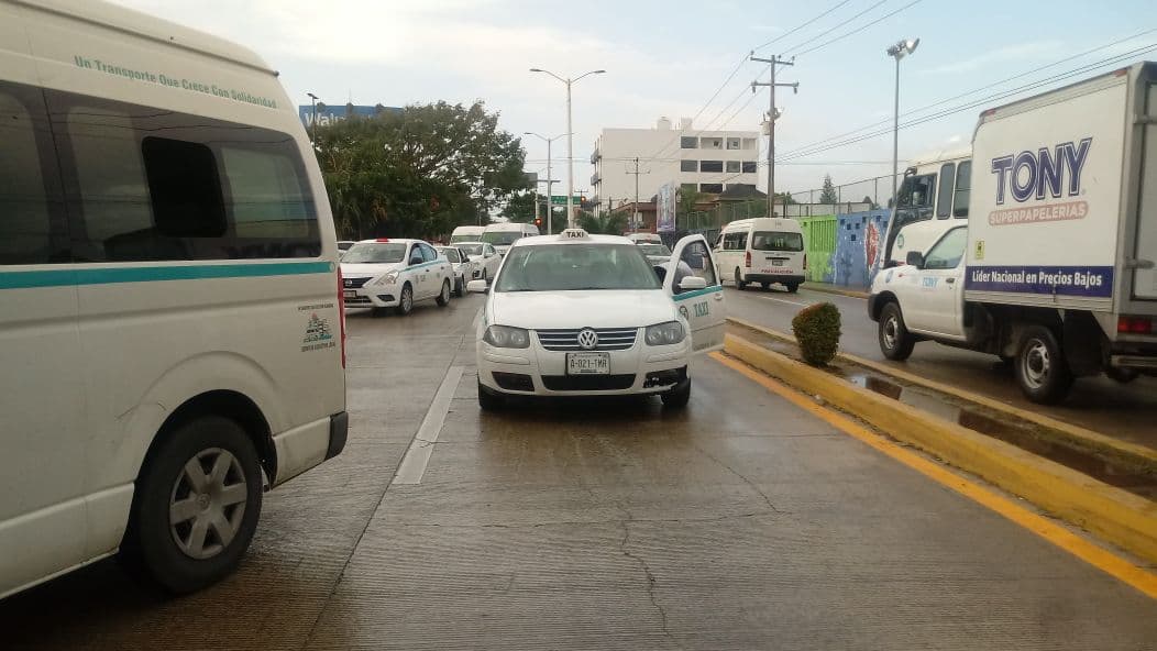 Chocan tres vehículos en la avenida 30 de Playa del Carmen