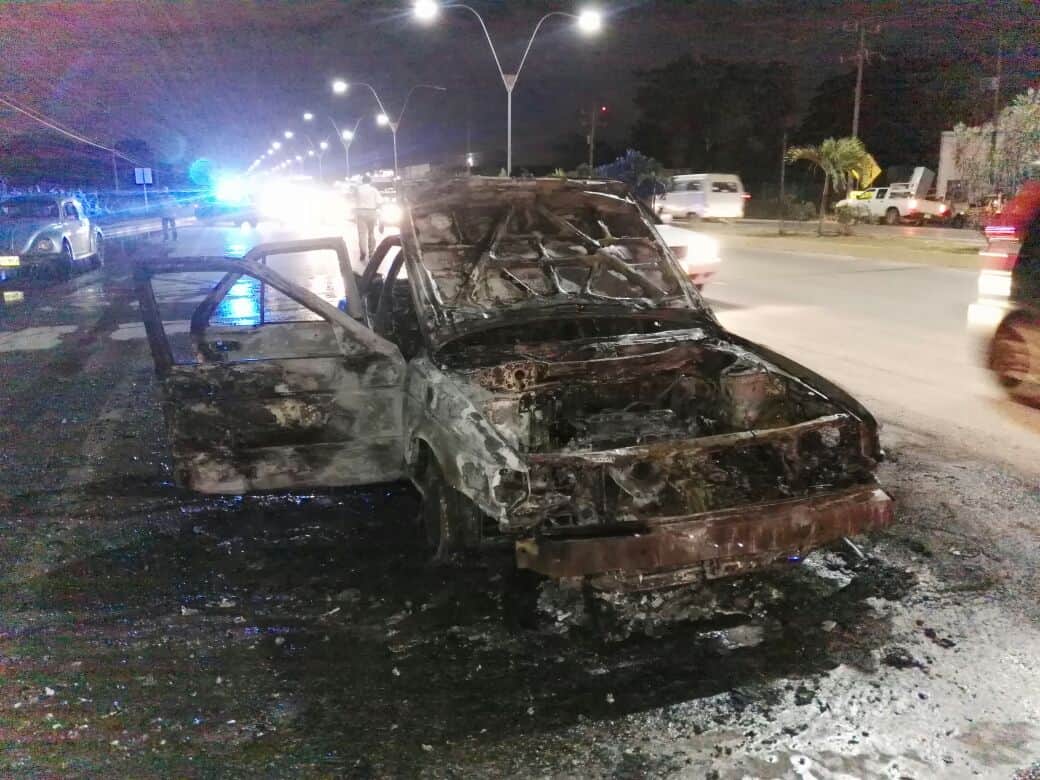 Arde vehículo en la López Portillo