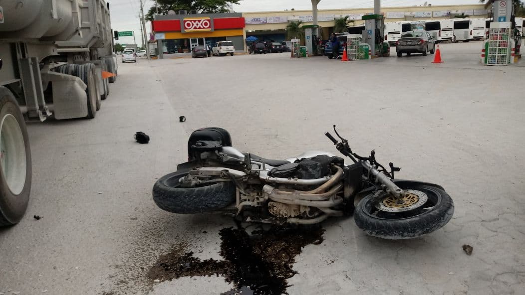 Motociclista termina debajo de un trailer en el bulevar Playa del Carmen