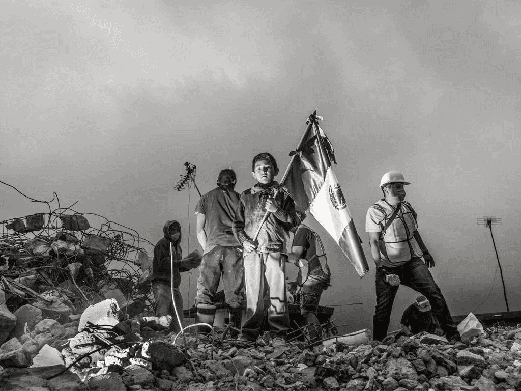 Niño con Bandera Entre los Escombros Gana Concurso “Hablemos de ese México”