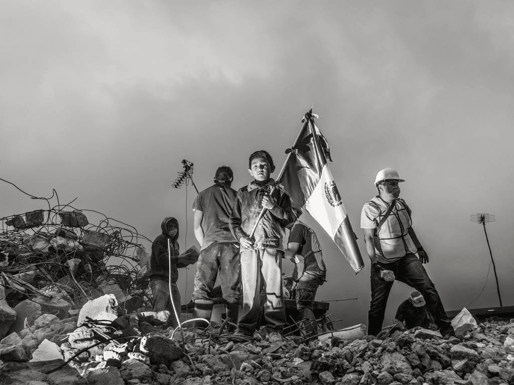 Niño con Bandera Entre los Escombros Gana Concurso “Hablemos de ese México”