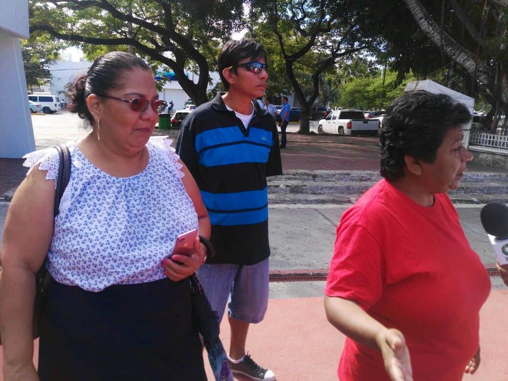 Exigen vecinos reubicar cementeras y audiencia con Remberto Estrada