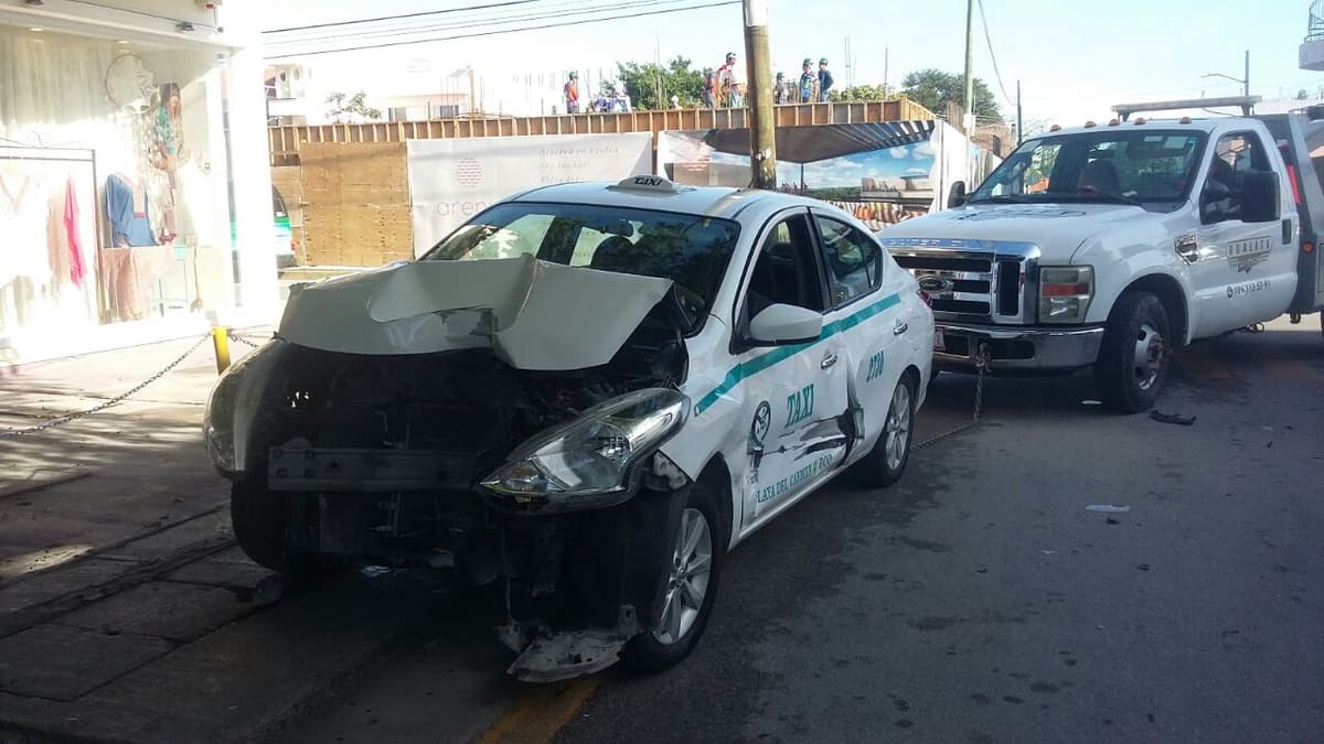 Chocan dos taxis en Playa del Carmen