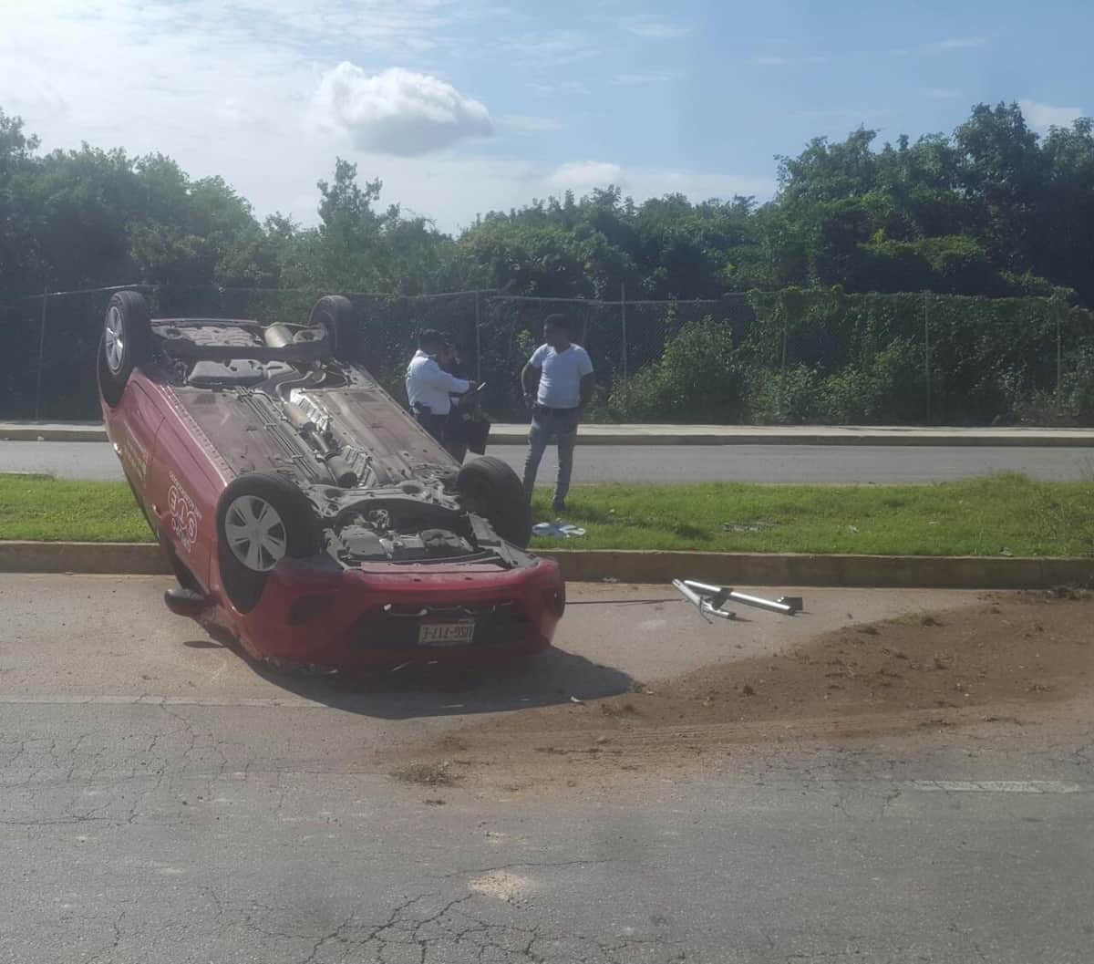 Vuelca coche en el Arco Vial de Playa del Carmen