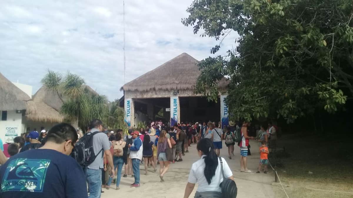 Visitan 10 mil turistas zona arqueológica de Tulum