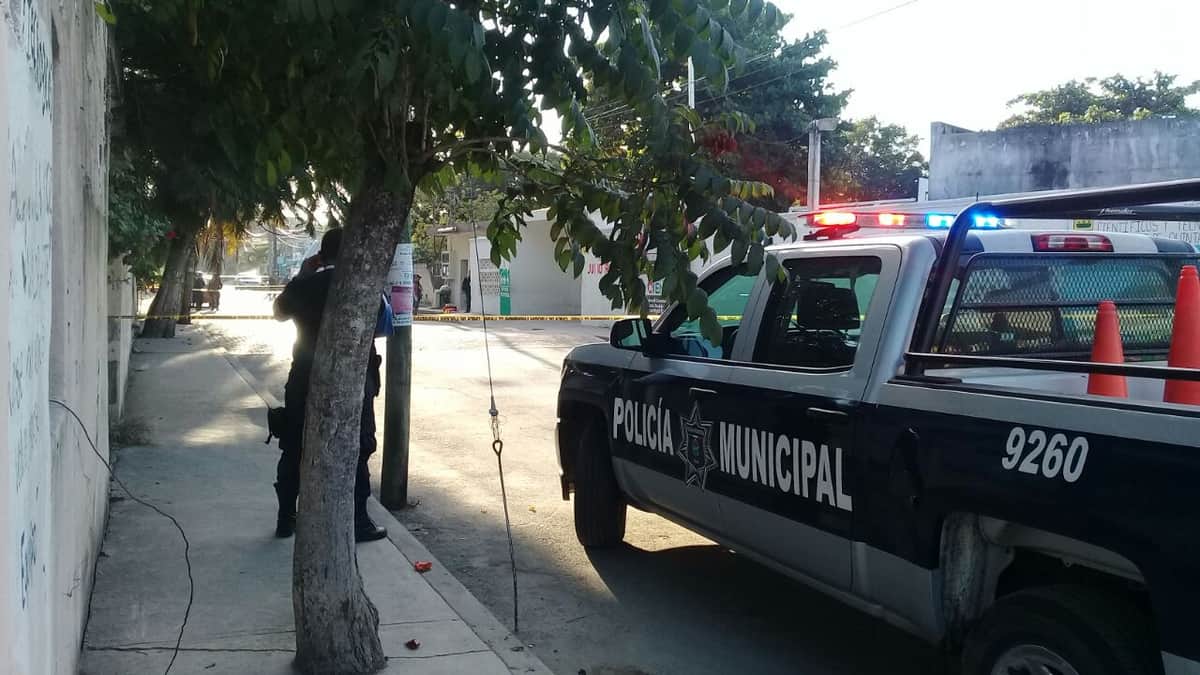 Dejan cabeza junto a escuela de Tulum